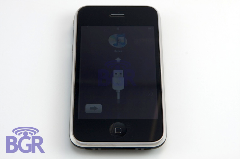 Illustration for article titled iPhone 3G First US Unboxing (Best Photos Yet)